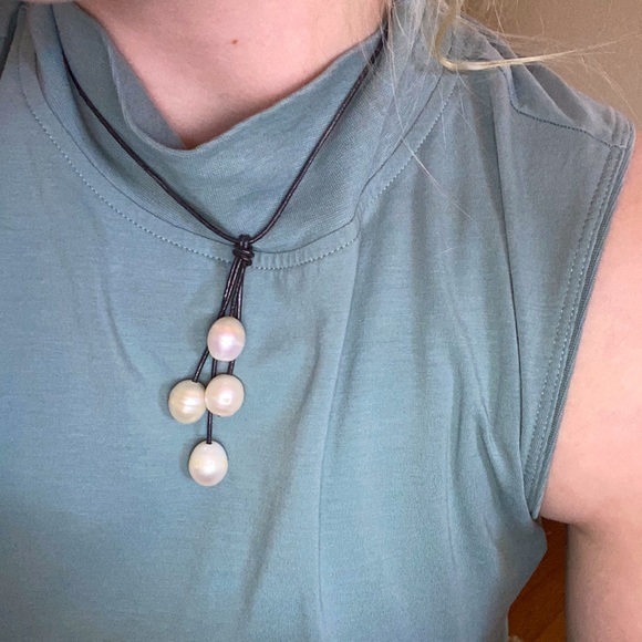 Faux pearls on knotted leather necklace with looped pearl clasp - Picture 4 of 4